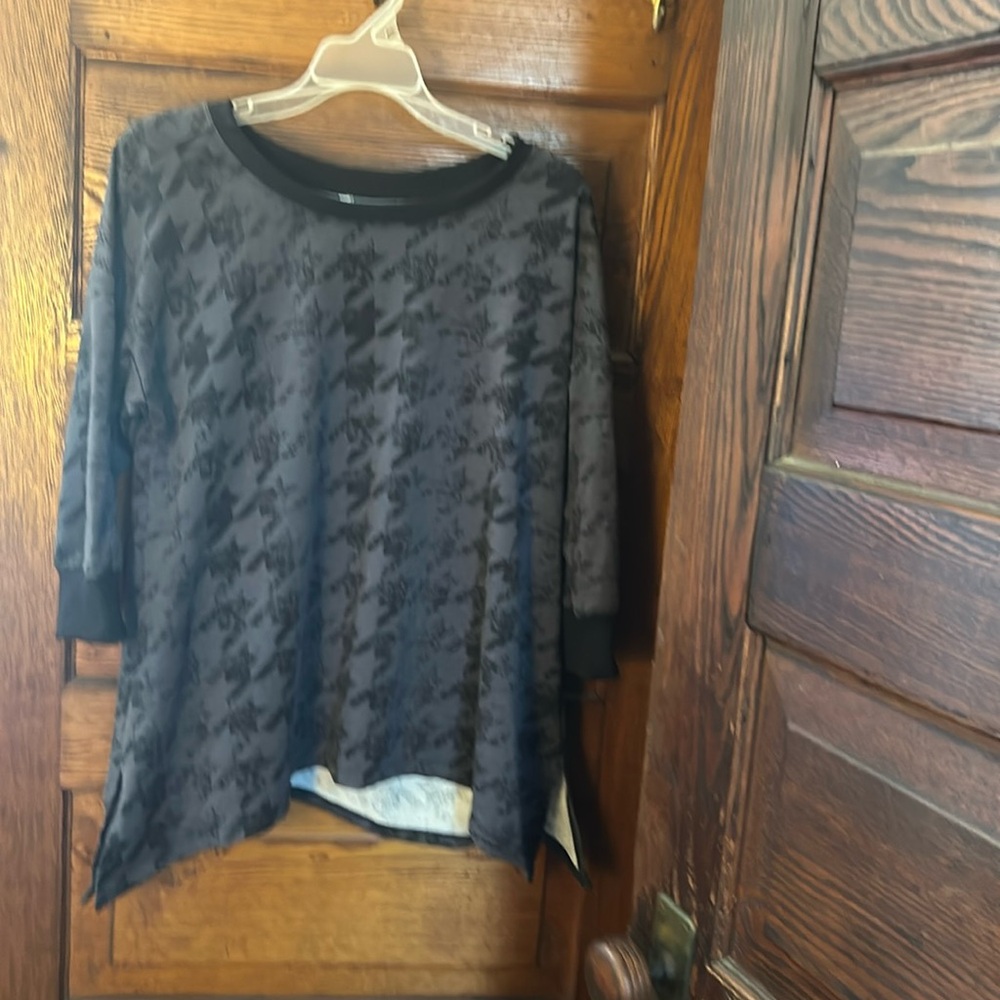 Kate 3/4 sleeve sharkbite top